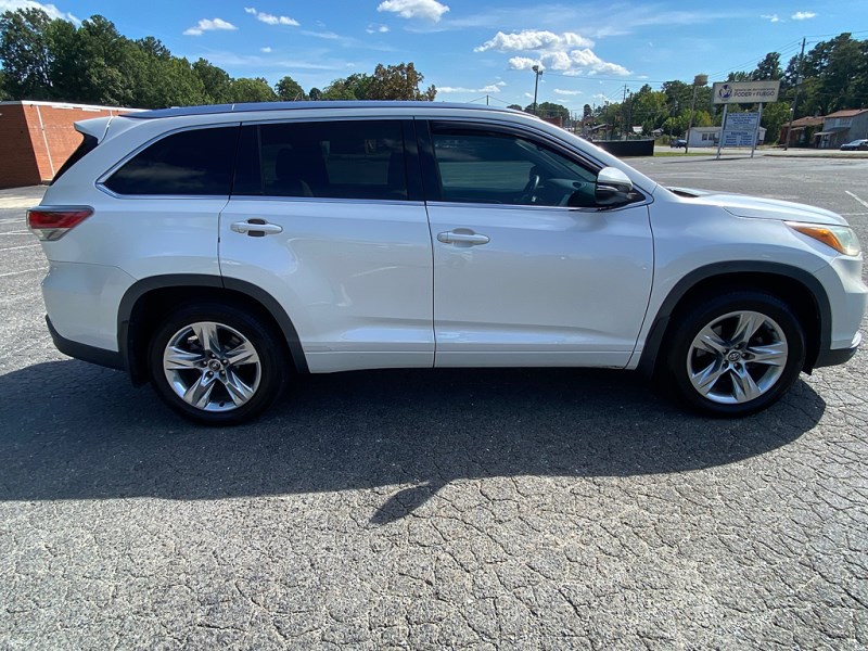 Additional photo of vehicle.
