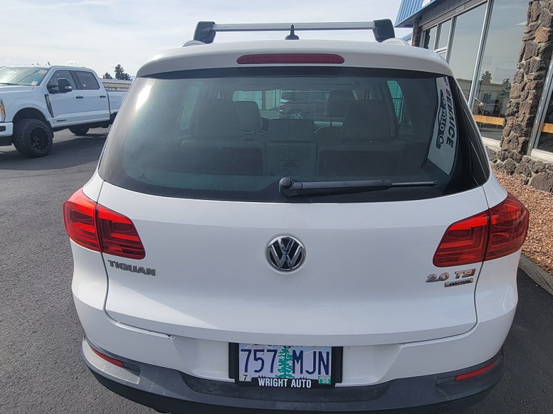 Additional photo of vehicle.