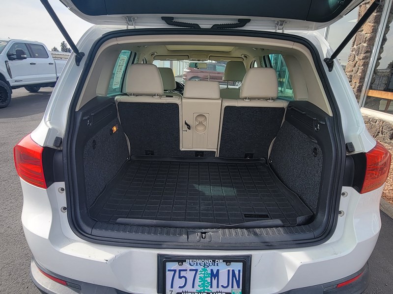 Additional photo of vehicle.