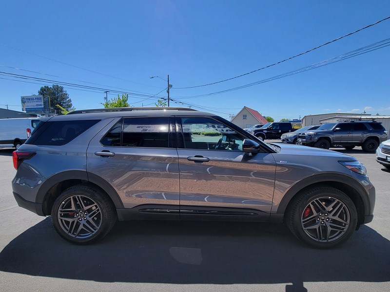 Additional photo of vehicle.