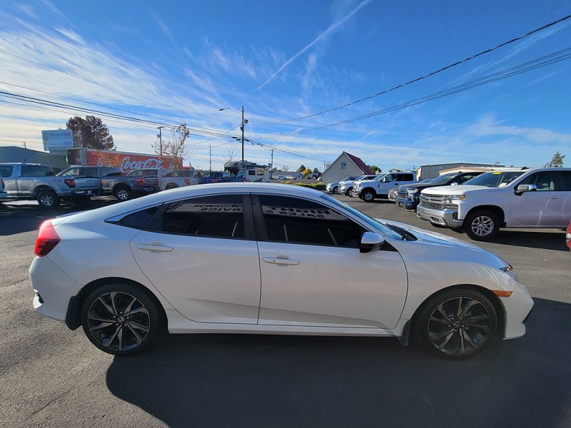 Additional photo of vehicle.
