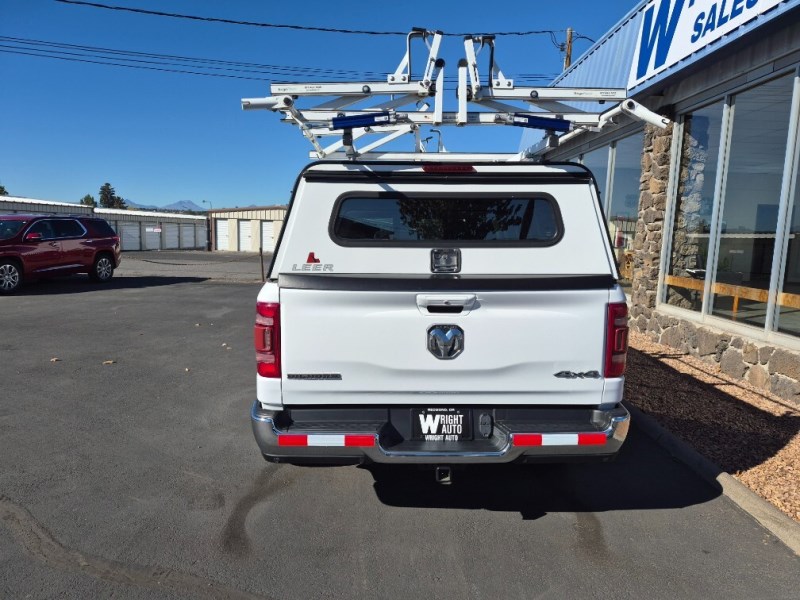 Additional photo of vehicle.