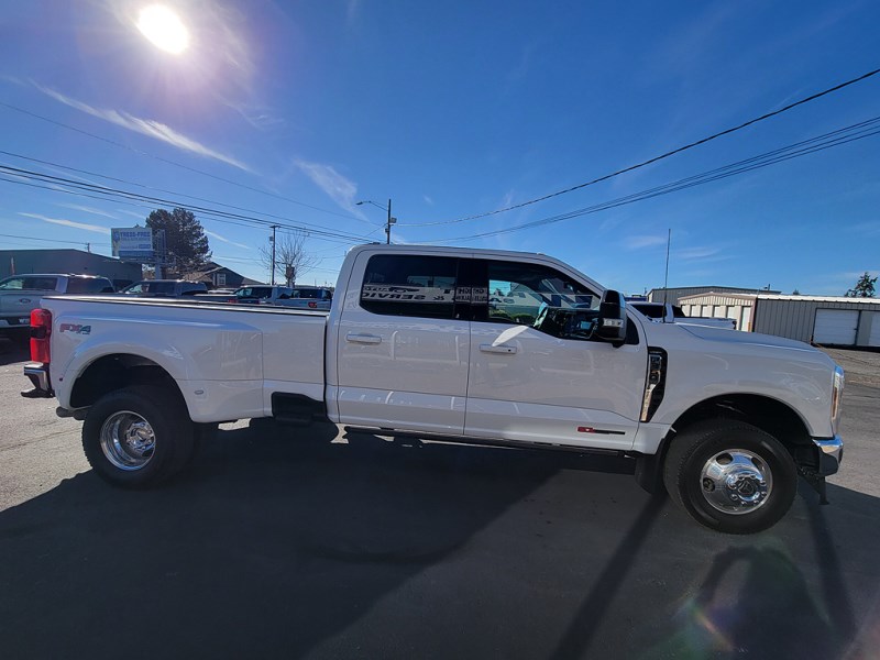Additional photo of vehicle.