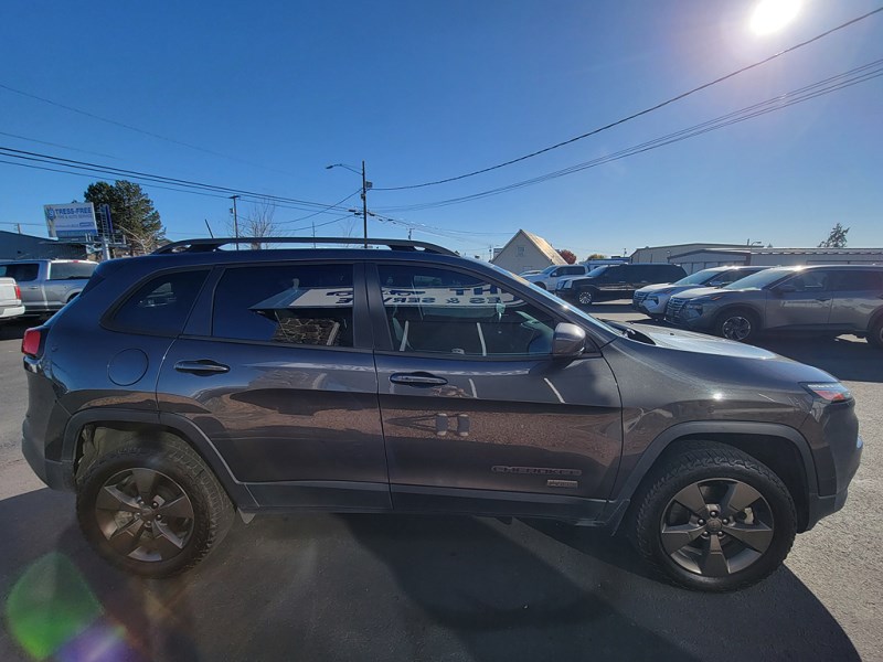 Additional photo of vehicle.
