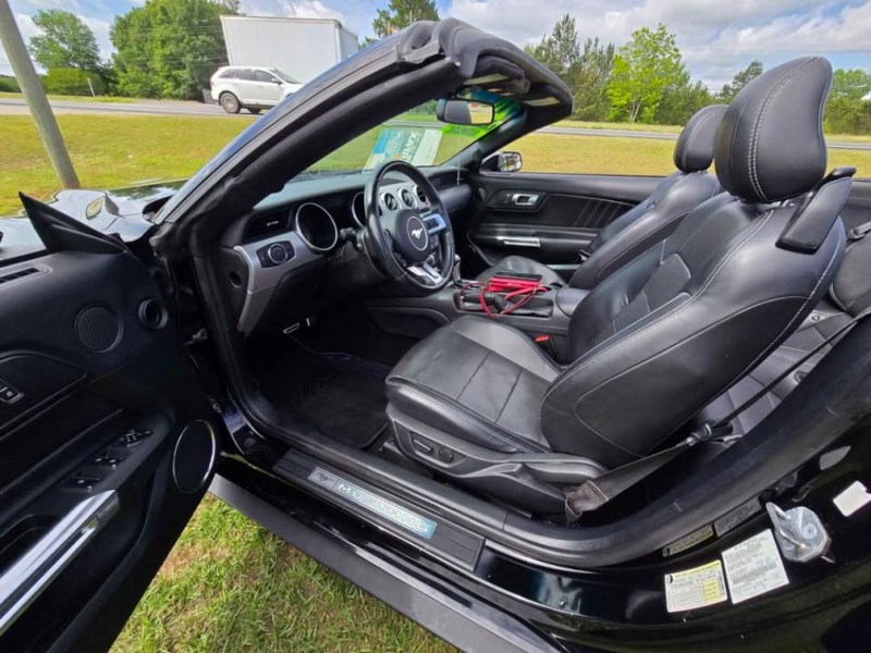 Additional photo of vehicle.