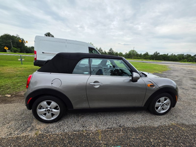 Additional photo of vehicle.