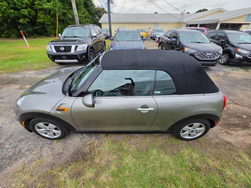 Additional photo of vehicle.