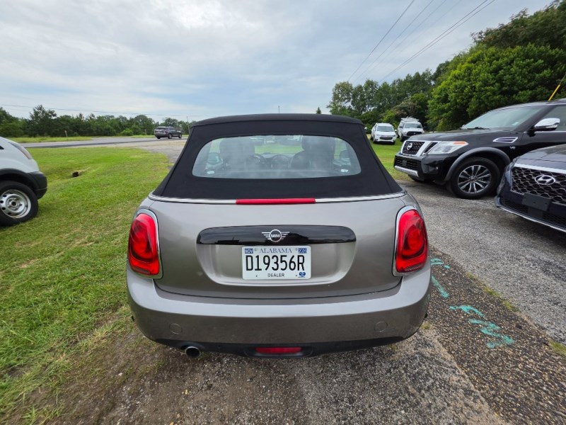 Additional photo of vehicle.