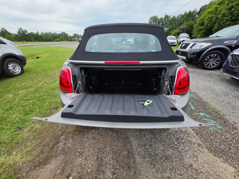 Additional photo of vehicle.