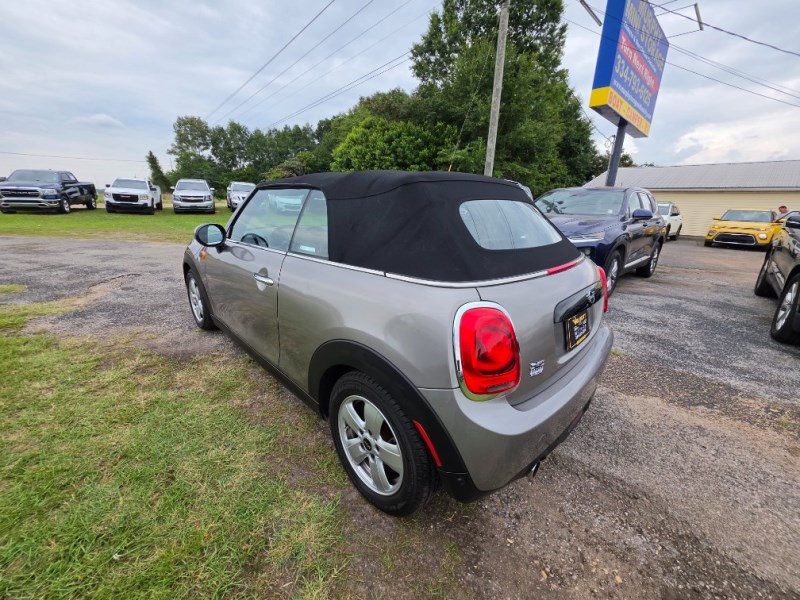 Additional photo of vehicle.