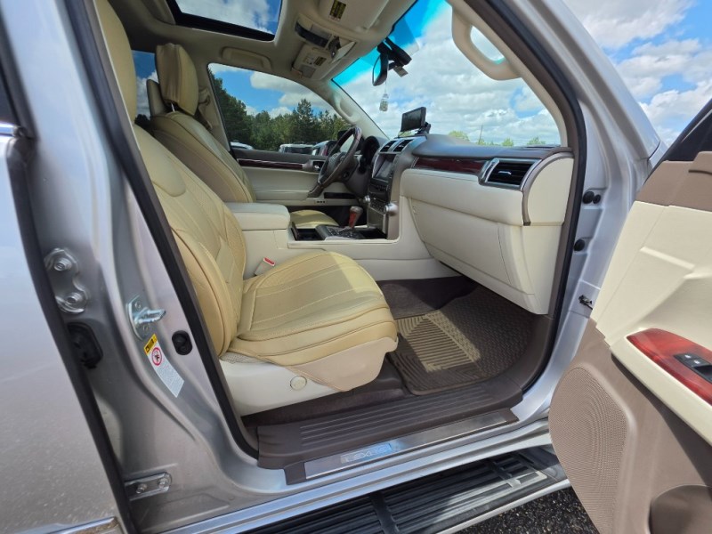 Additional photo of vehicle.