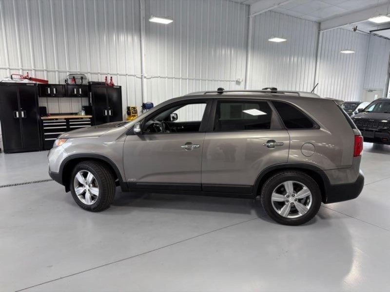 Additional photo of vehicle.