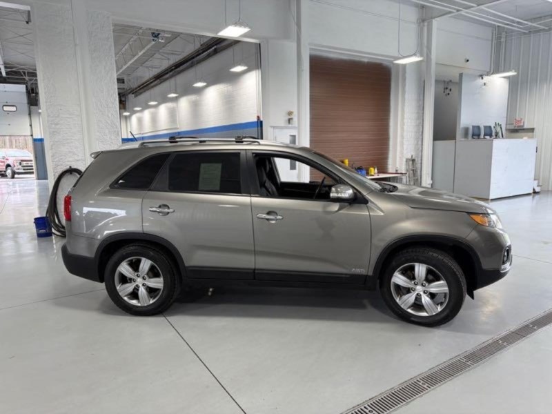 Additional photo of vehicle.