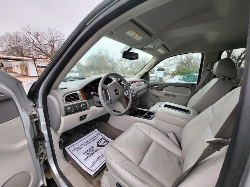 Additional photo of vehicle.