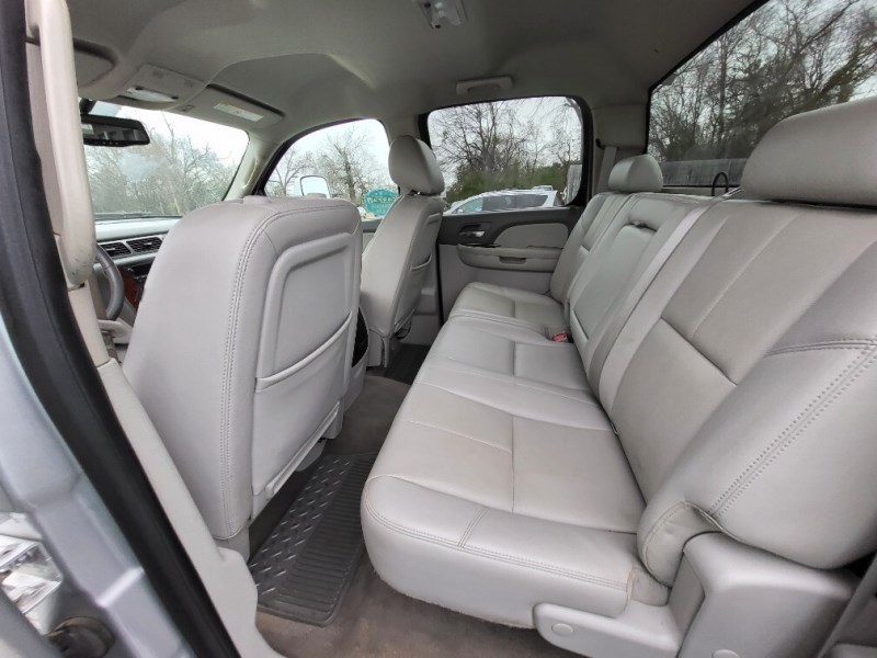 Additional photo of vehicle.