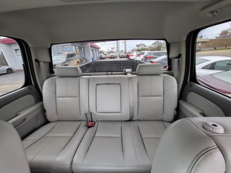 Additional photo of vehicle.