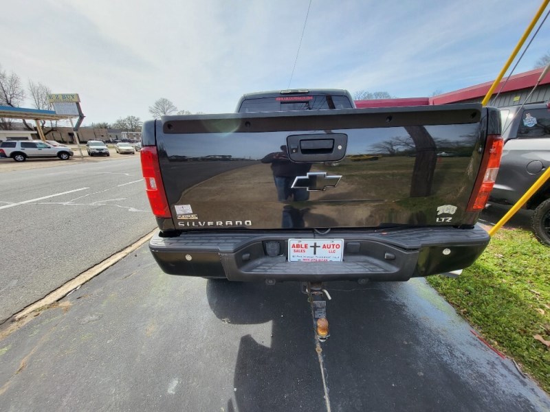 Additional photo of vehicle.