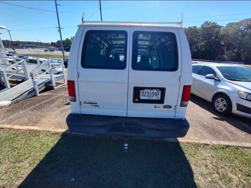 Additional photo of vehicle.