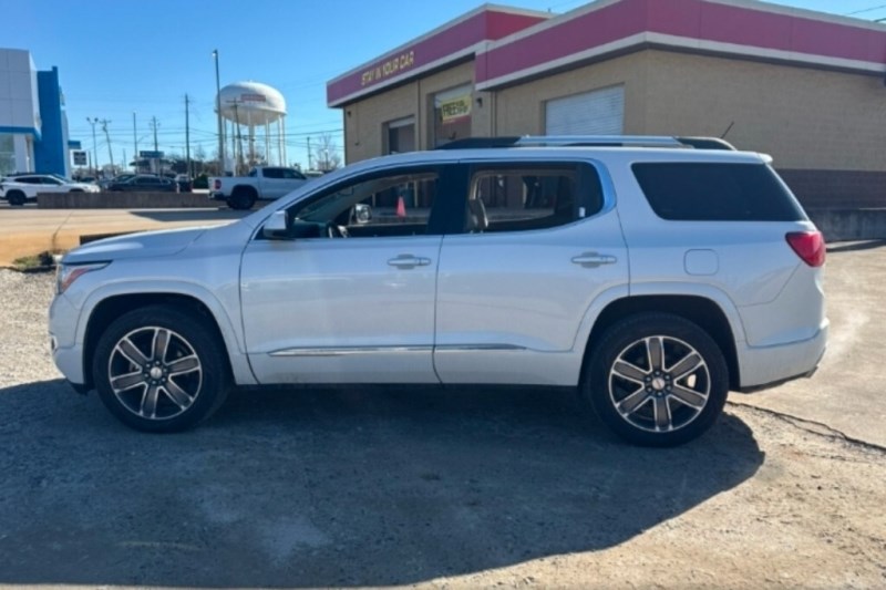 Additional photo of vehicle.