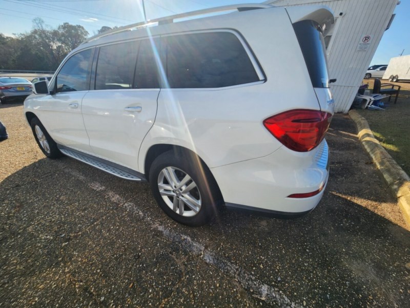 Additional photo of vehicle.