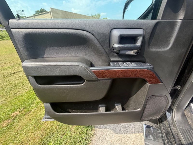 Additional photo of vehicle.