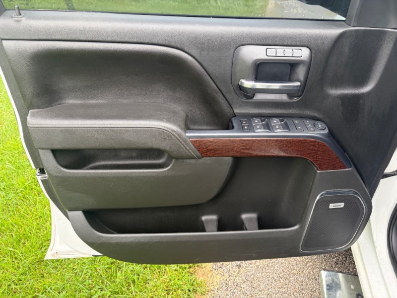 Additional photo of vehicle.