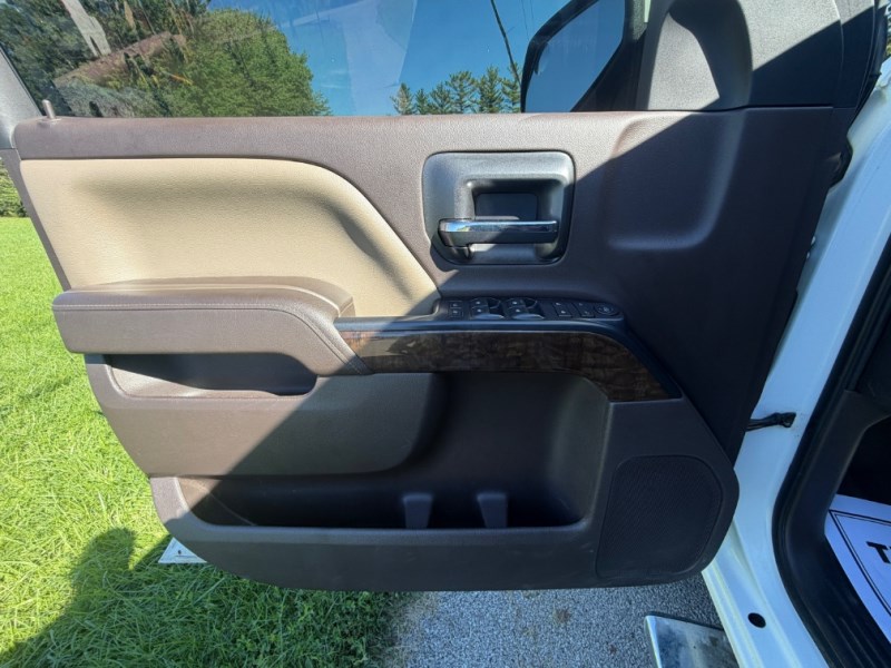Additional photo of vehicle.