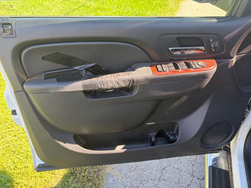 Additional photo of vehicle.
