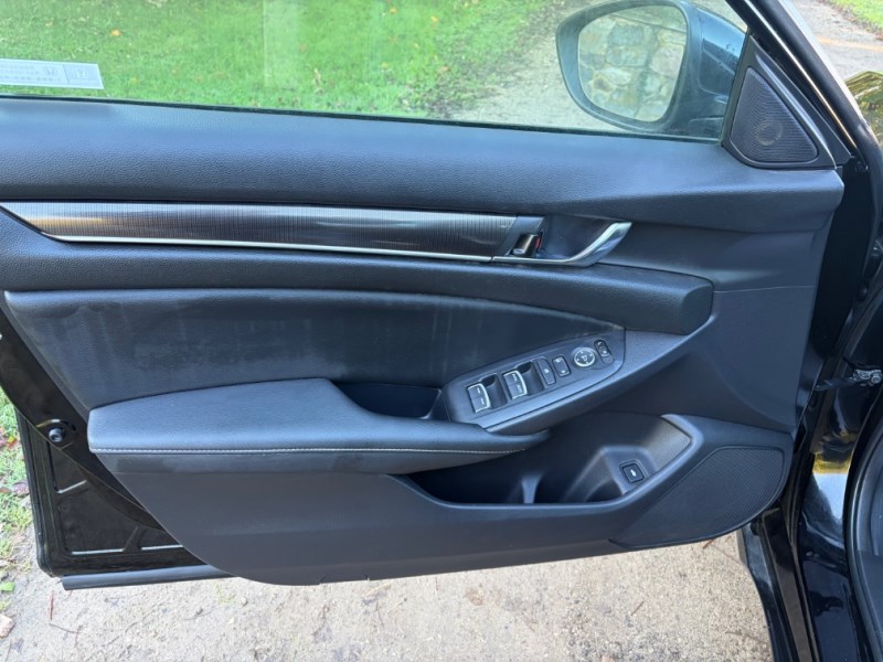 Additional photo of vehicle.