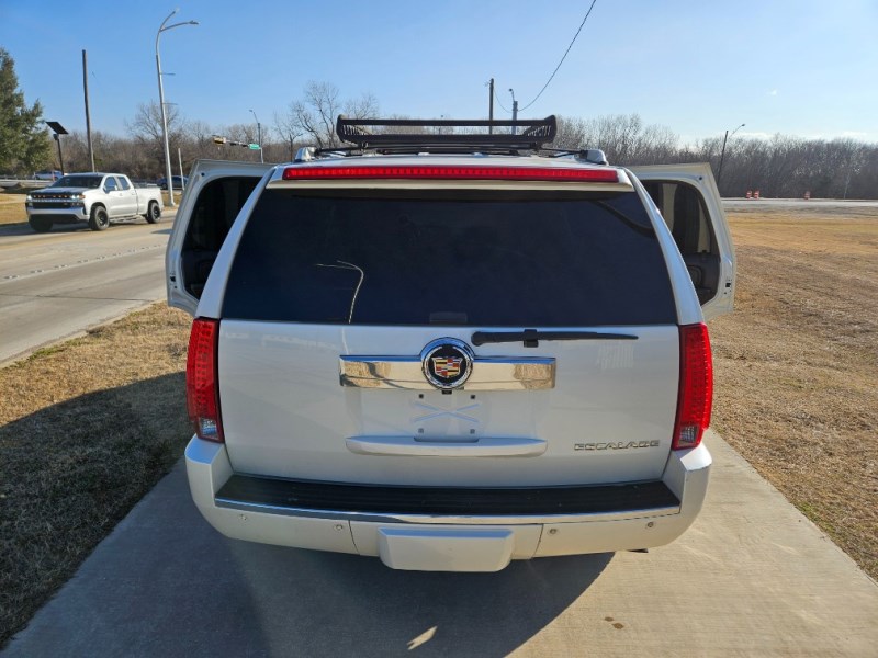 Additional photo of vehicle.