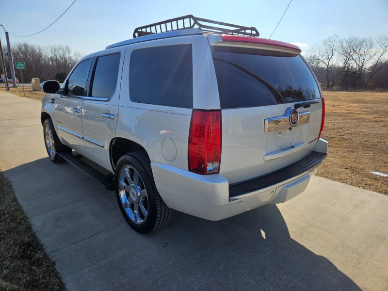 Additional photo of vehicle.