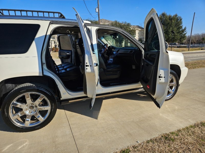Additional photo of vehicle.