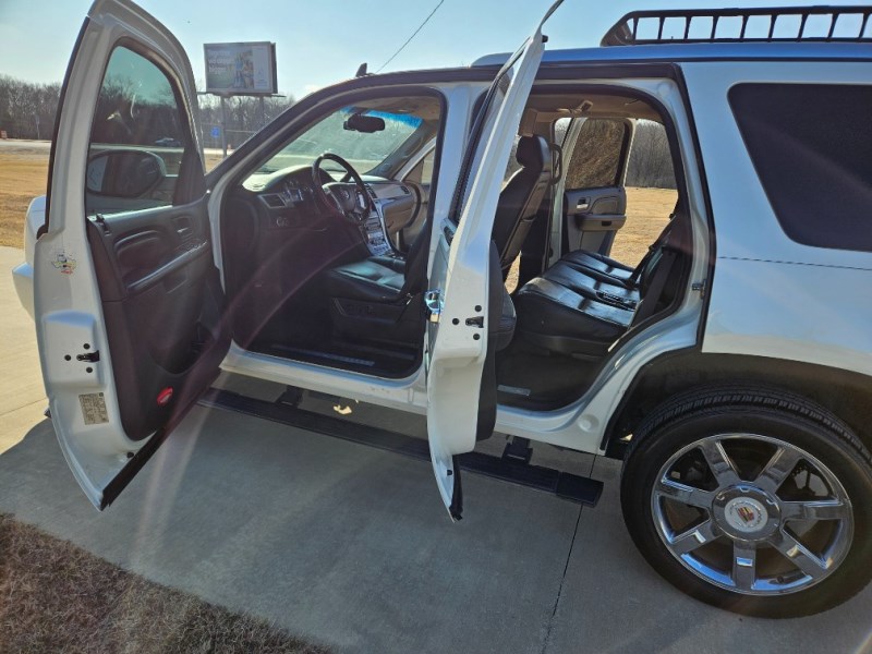 Additional photo of vehicle.