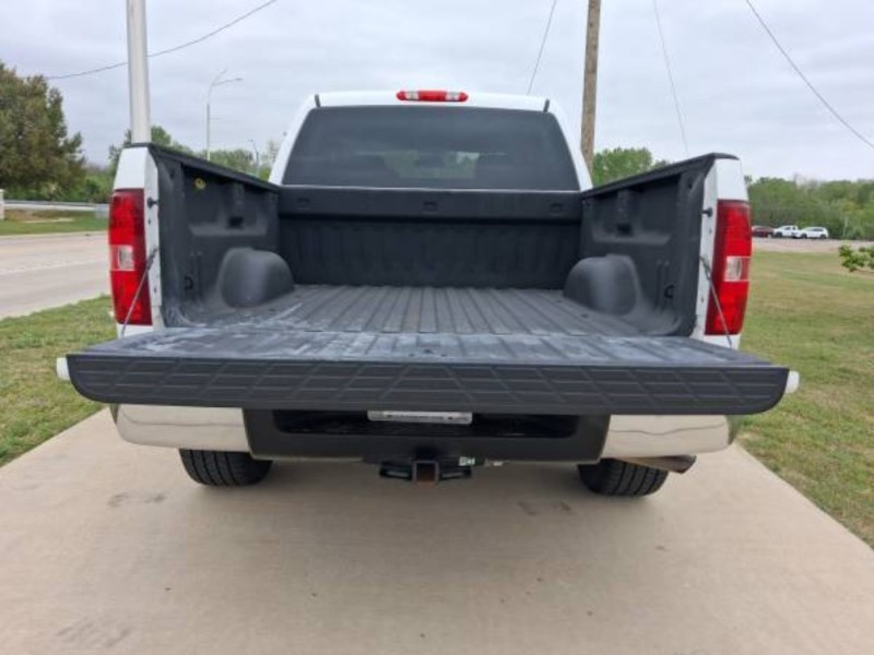 Additional photo of vehicle.