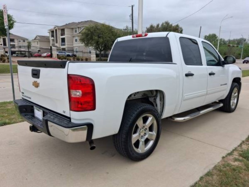 Additional photo of vehicle.