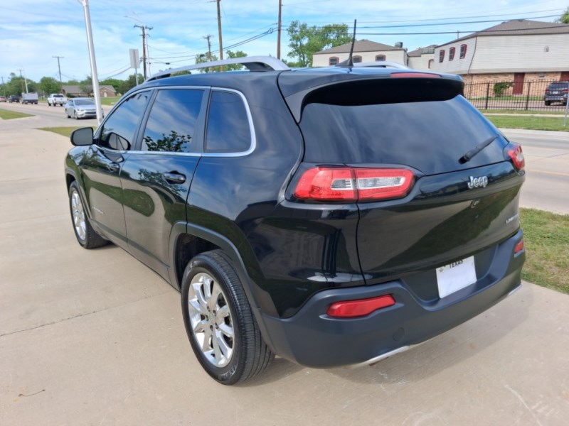 Additional photo of vehicle.