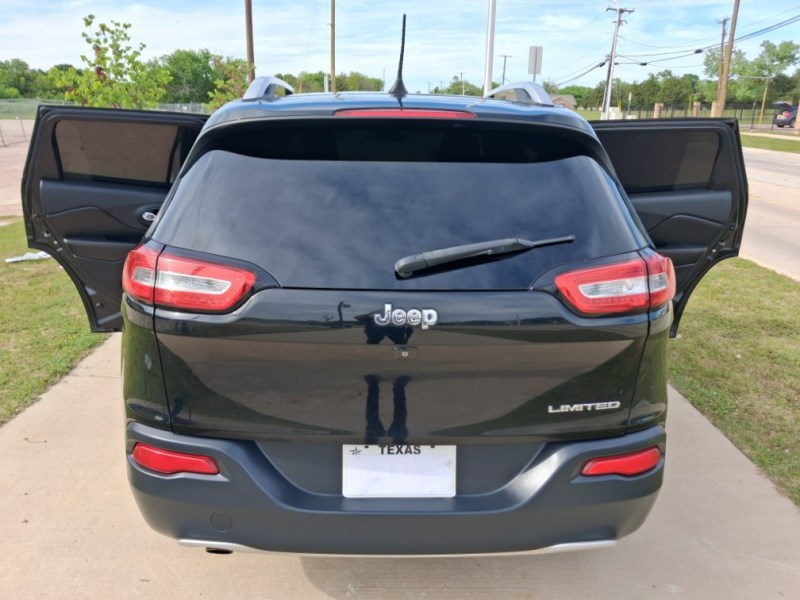 Additional photo of vehicle.