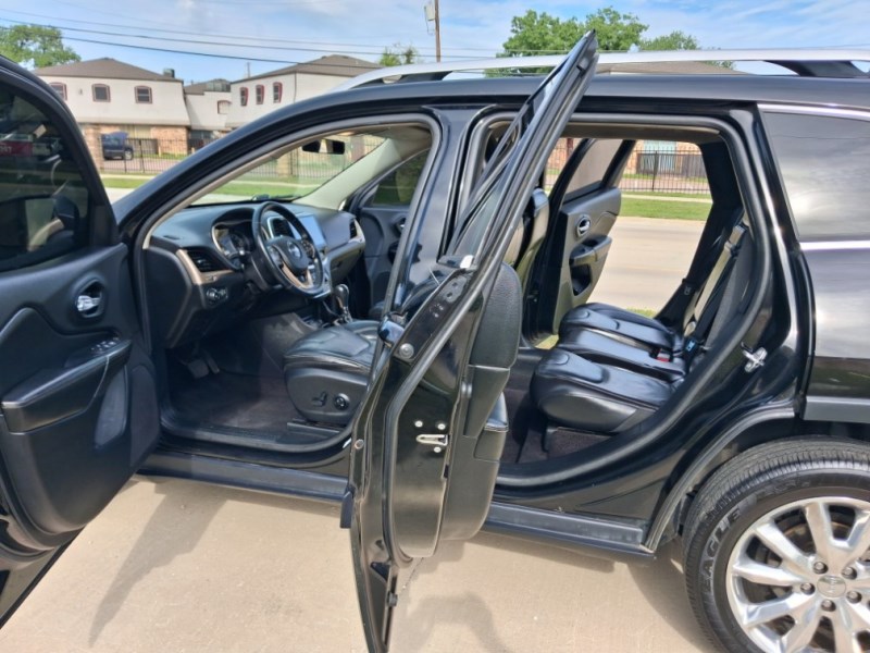 Additional photo of vehicle.
