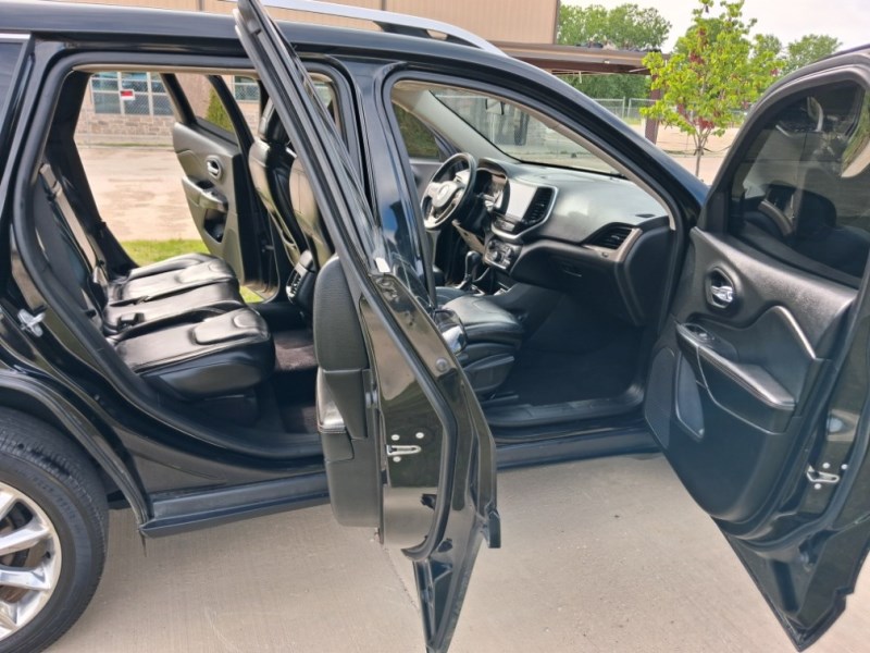 Additional photo of vehicle.
