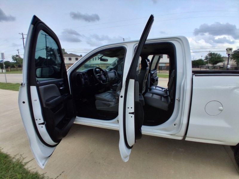 Additional photo of vehicle.