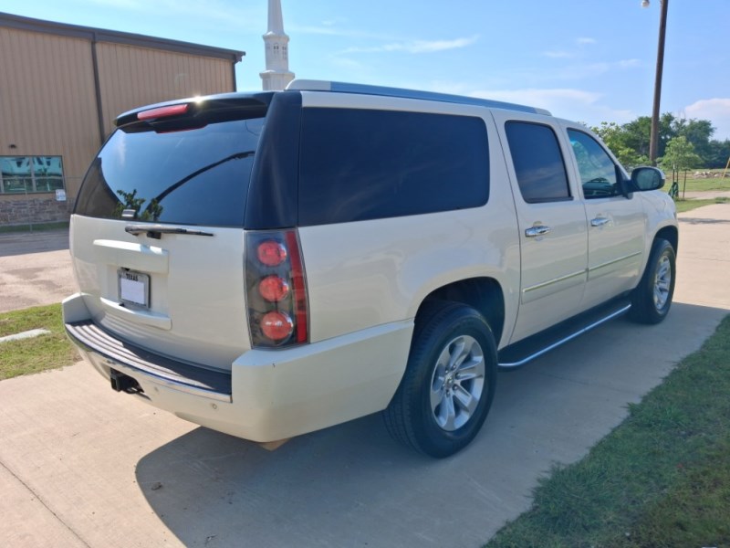 Additional photo of vehicle.
