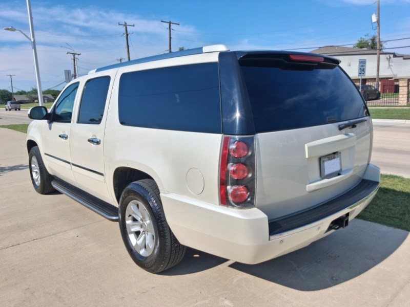 Additional photo of vehicle.