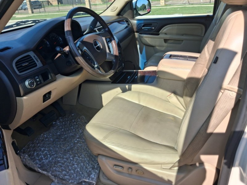 Additional photo of vehicle.