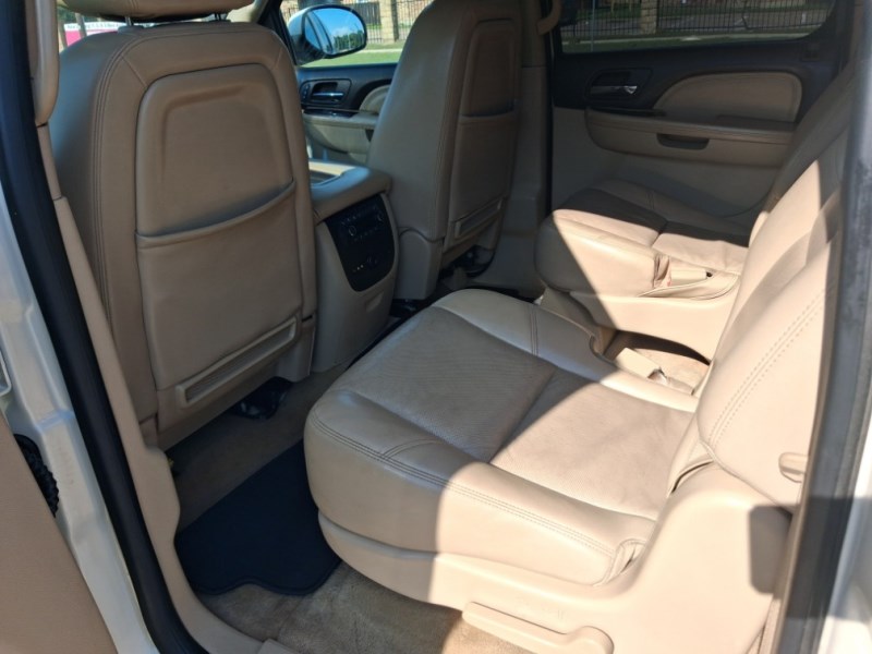 Additional photo of vehicle.