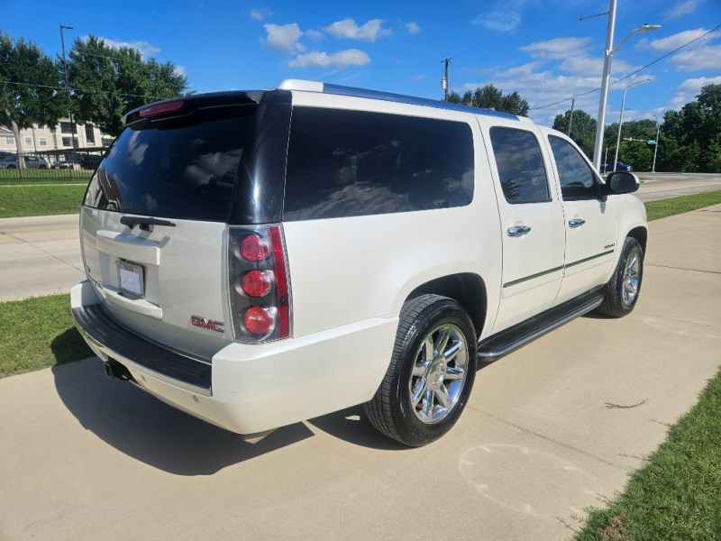 Additional photo of vehicle.