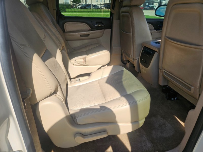Additional photo of vehicle.