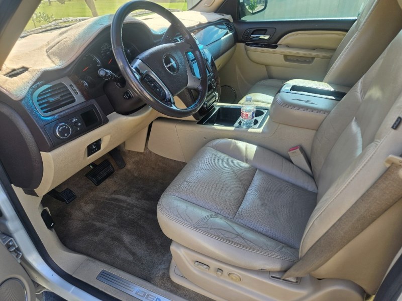 Additional photo of vehicle.