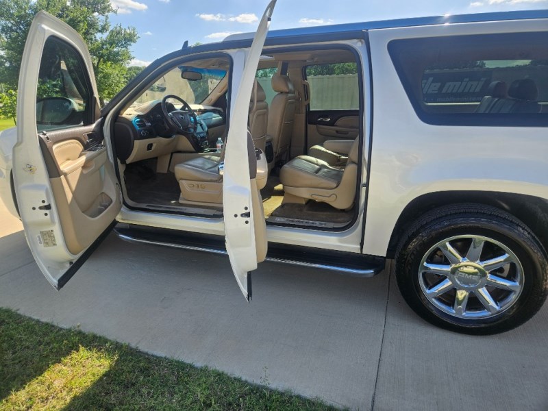 Additional photo of vehicle.