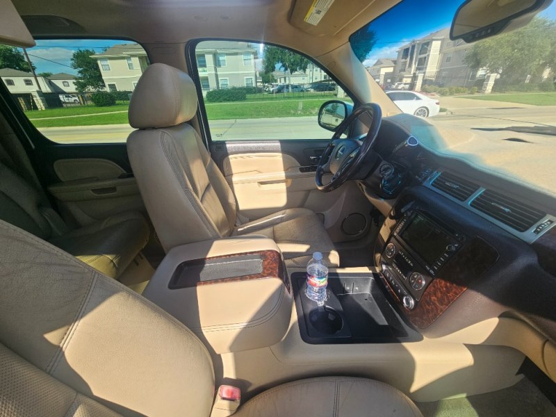 Additional photo of vehicle.