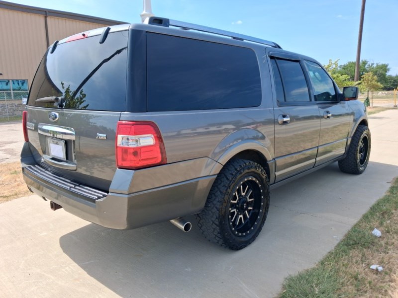 Additional photo of vehicle.